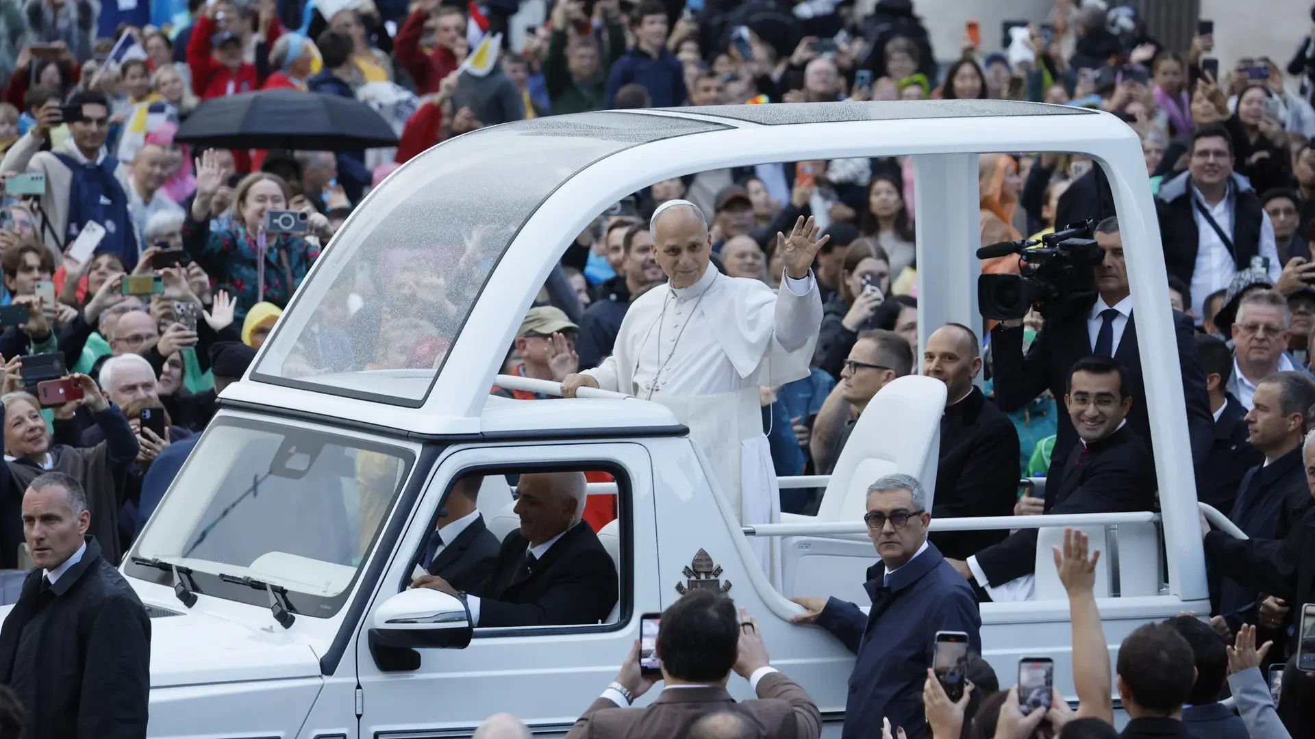 El papa vuelve a subirse al papamóvil tras su operación y retoma las audiencias