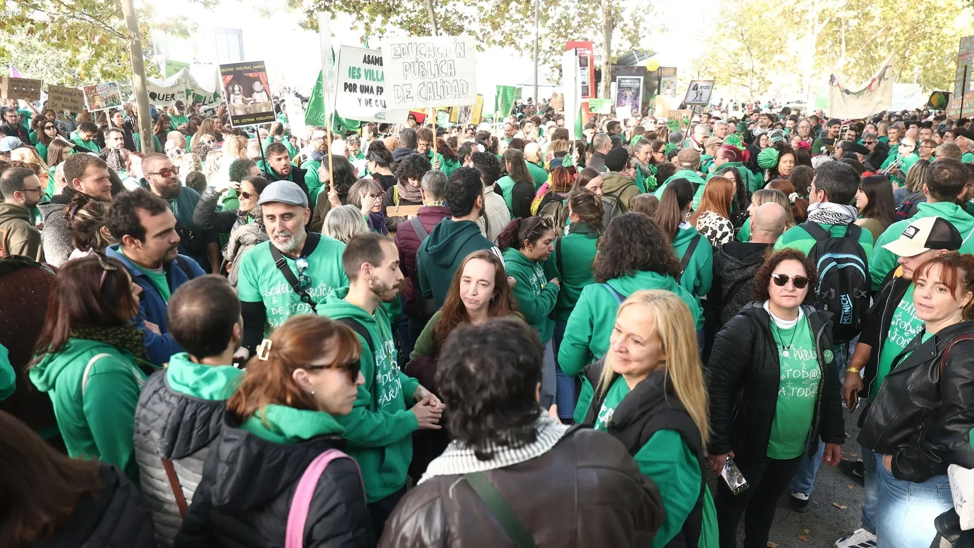 La huelga de docentes llega a la Asamblea de Madrid y Ayuso critica: "Quitan el derecho a escolarizarse"