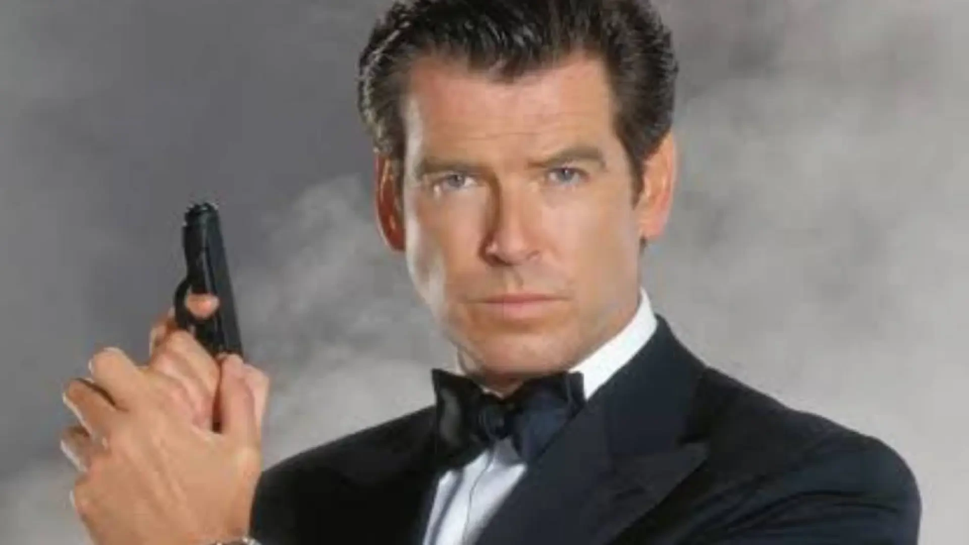 La (absurda) censura de la escena de una película de Bond con Pierce Brosnan en una televisión británica