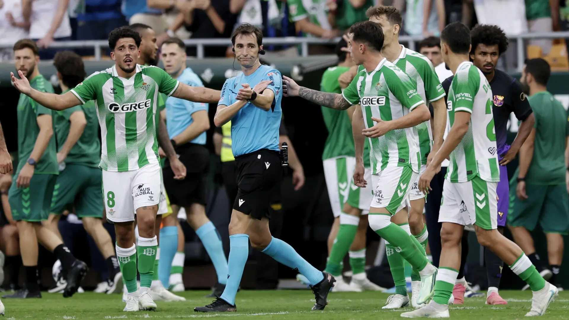 Así fue el gol anulado por mano al Betis ante el Barça que provocó el enfado de la afición: "De vergüenza, se están cargando el fútbol"