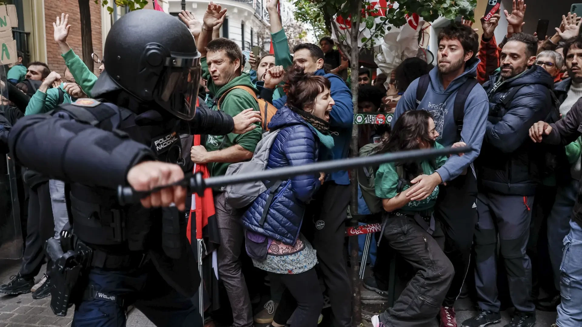 Los policías exigen el cese del delegado del Gobierno en Madrid por "poner en riesgo" a Ayuso y los agentes