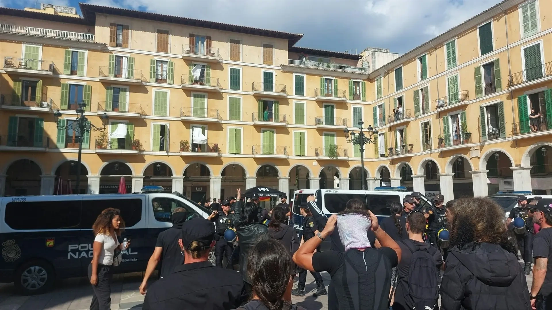 La Policía carga en Palma para separar a grupos antifascistas y de Núcleo Nacional