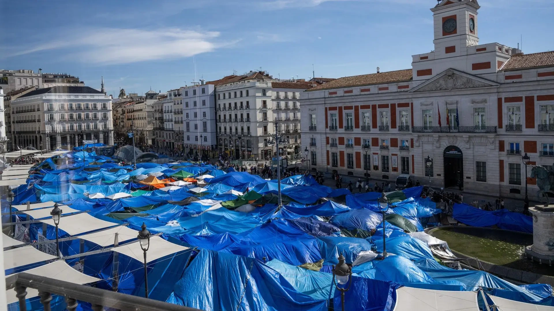 La acampada de Sol iguala ya en noches al 15-M y se llena de personas 'sintecho' y de inmigrantes sin papeles