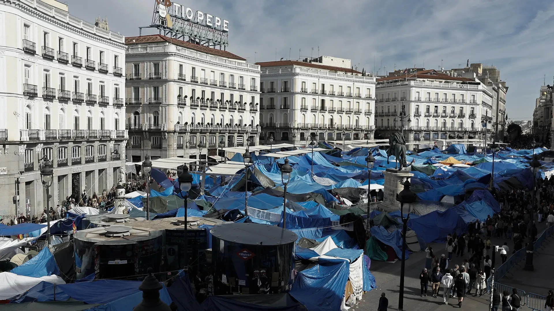 Los acampados de Sol retiran algunas tiendas para evitar molestias a comerciantes