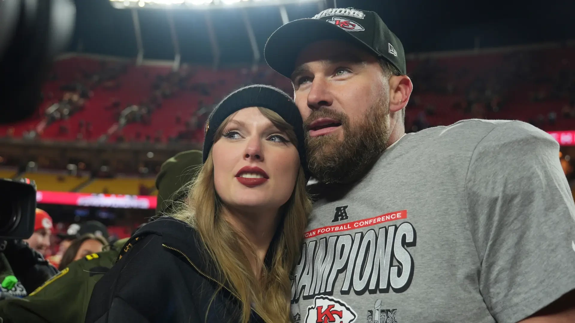 Las fotografías inéditas de la boda de Taylor Swift y Travis Kelce: un jardín cubierto de árboles y flores bajo un cielo estrellado