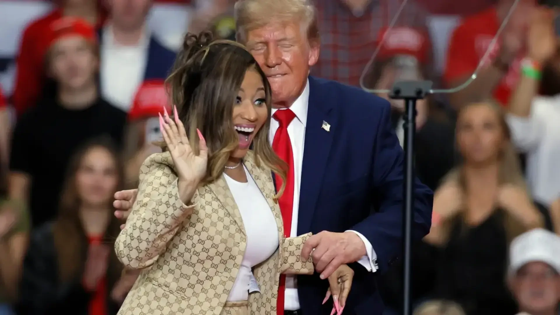 Nicki Minaj acompaña en un mitin a Trump, quien le dice que tiene un "culo precioso": "Difícil no verlo"
