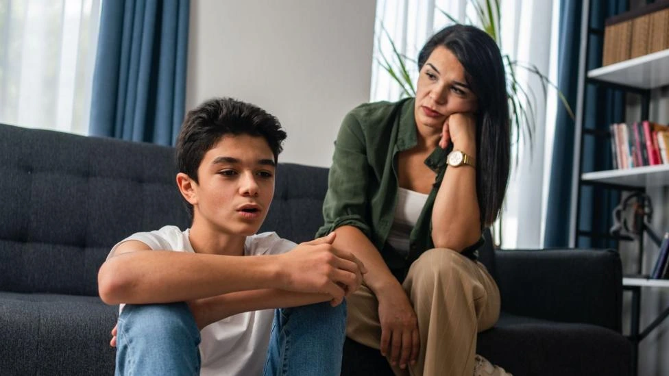 Cómo contarles a tus hijos menores de edad que tienes una nueva pareja, según dos expertas