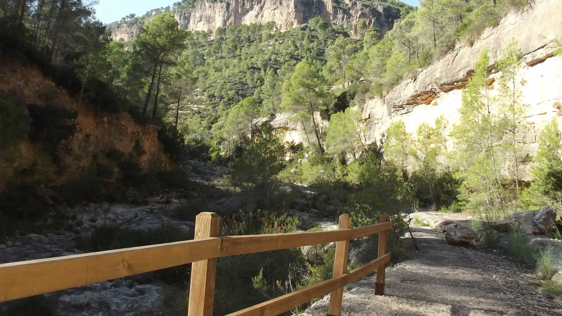 La espectacular ruta de senderismo en el corazón de Valencia con pinturas rupestres