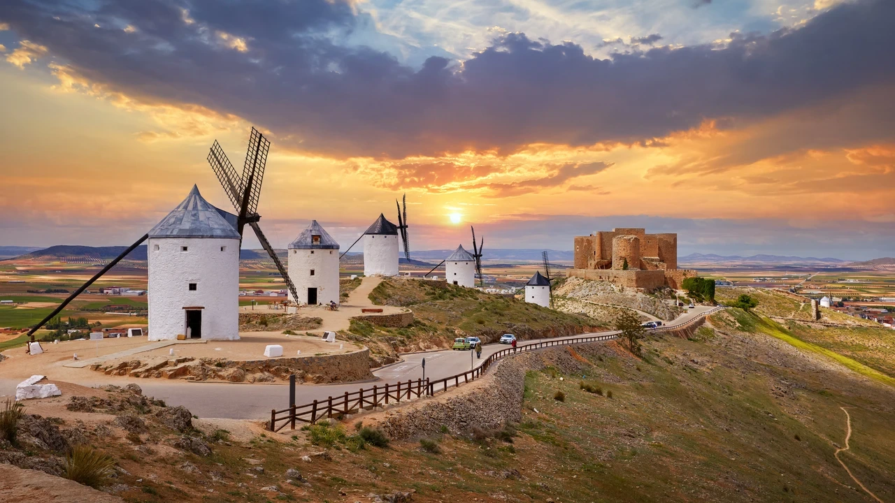 Consuegra, el pueblo de Toledo que se tiñe de morado en otoño y es famoso por sus molinos de viento