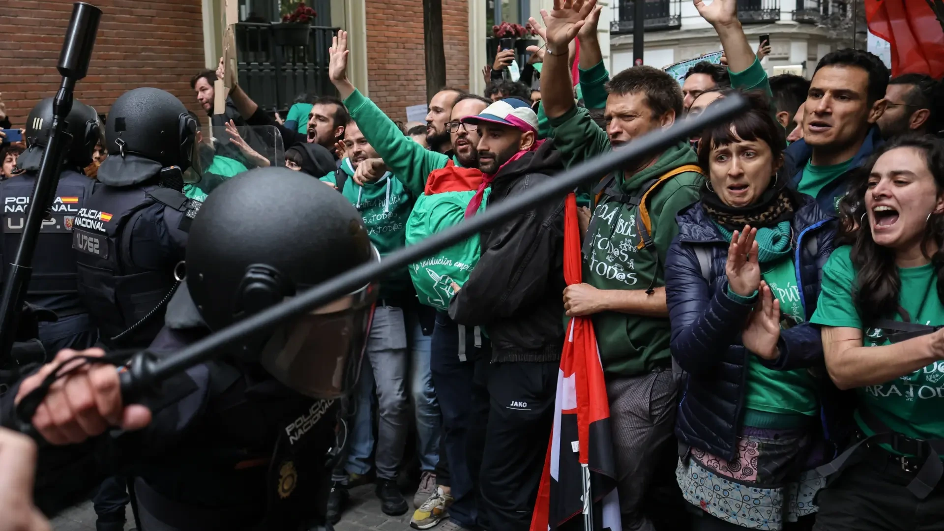 La Delegación analizará las cargas contra los profesores en el escrache a Ayuso y abrirá investigación si hay falta de proporcionalidad