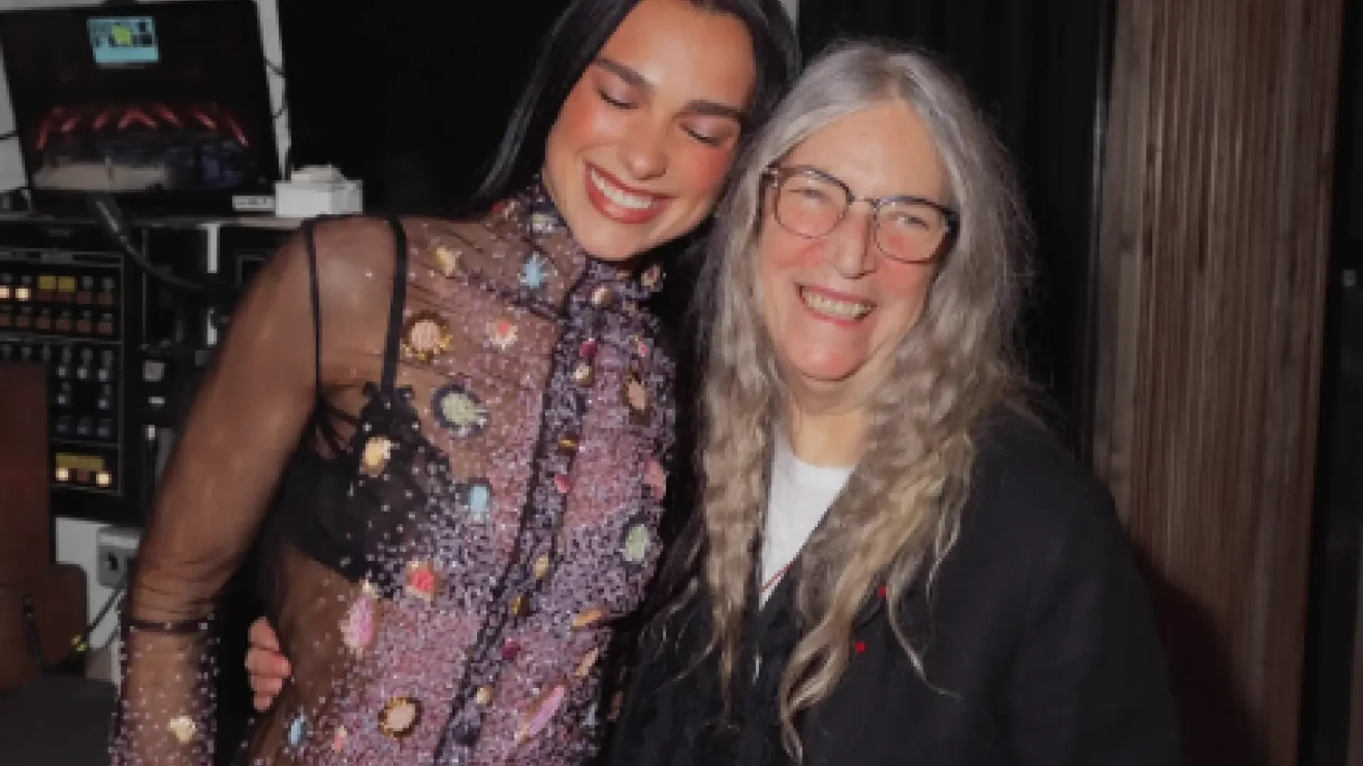 Patti Smith emociona a Dua Lipa al recordar su estancia en Oviedo: "Ver a los niños que cantaban mi himno fue maravilloso"