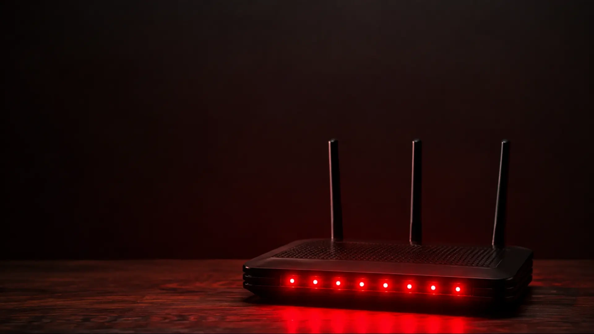 Un fallo de seguridad pone en riesgo routers antiguos en España: el usuario no lo puede solucionar