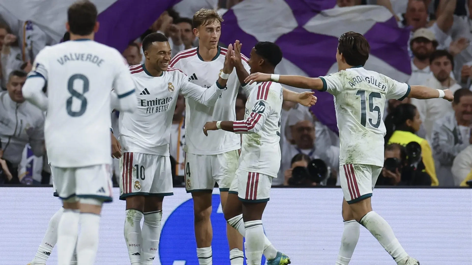 El Real Madrid golea al Sevilla y recupera la sonrisa antes del Clásico