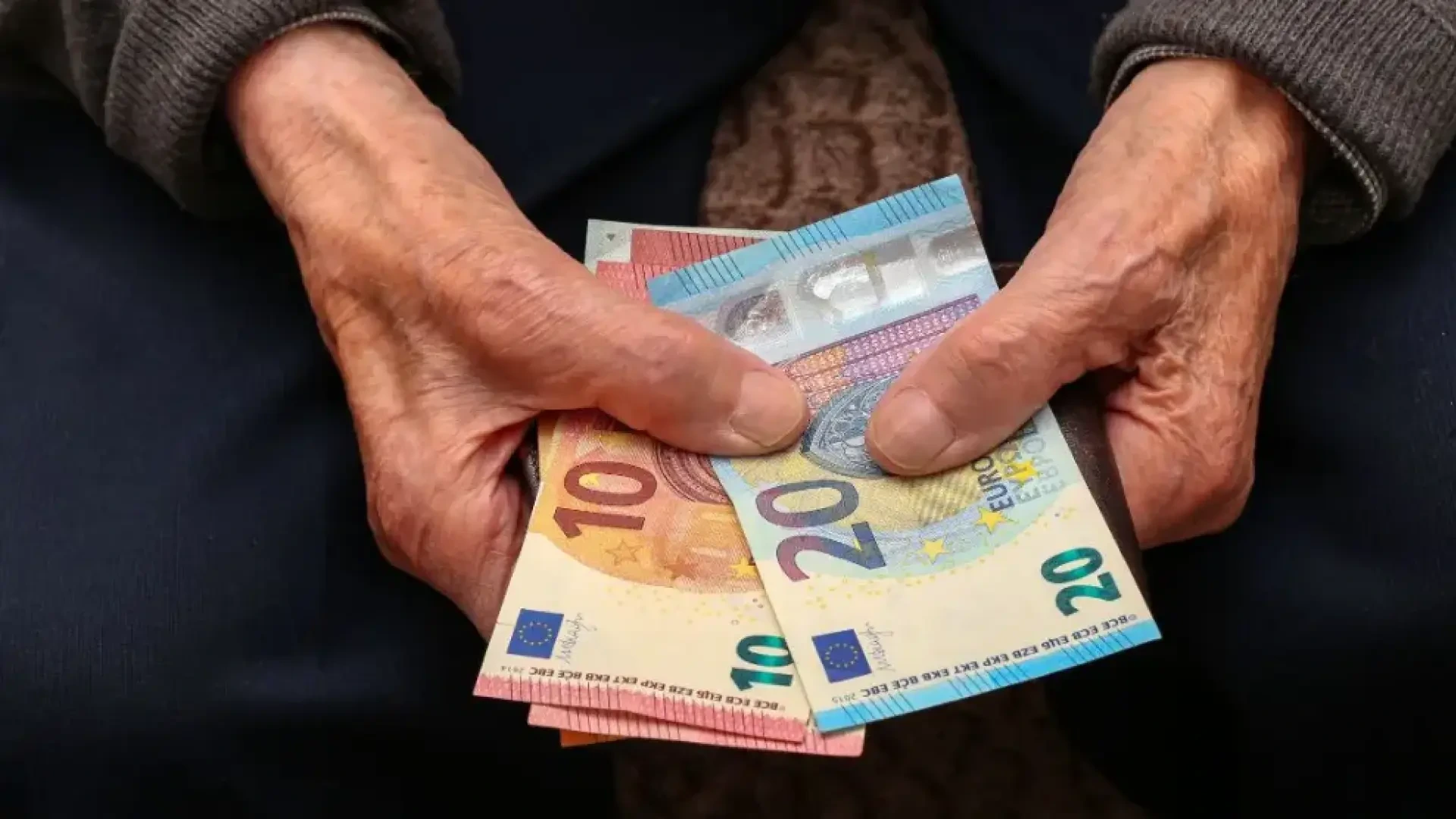 Quienes podrán cobrar la pensión de viudedad aunque no estén registrados: así es la nueva ampliación del Gobierno