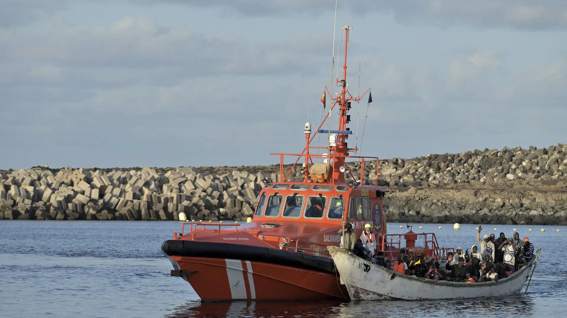 Dos personas mueren y varias llegan heridas a El Hierro en un cayuco con 132 ocupantes