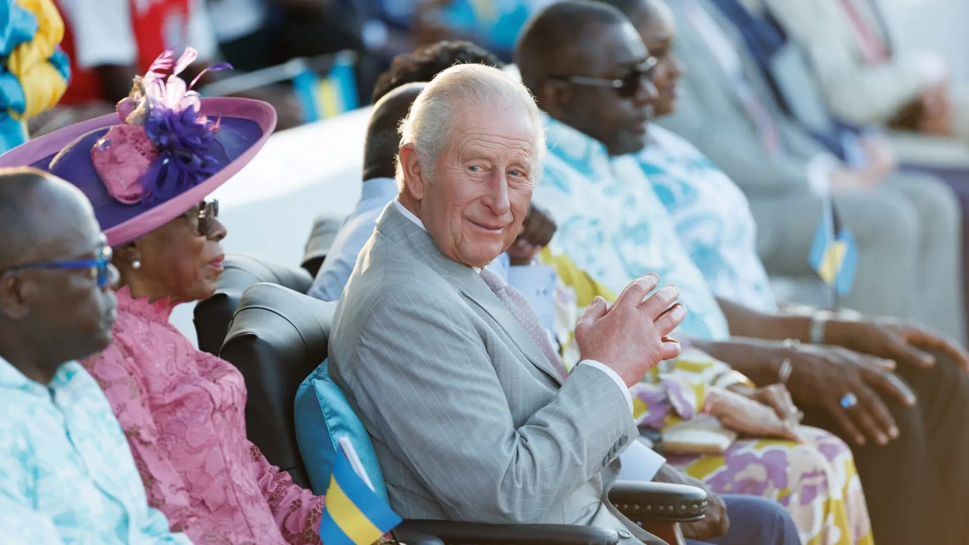 El espontáneo baile caribeño de Carlos III en un desfile de carnaval en Bahamas