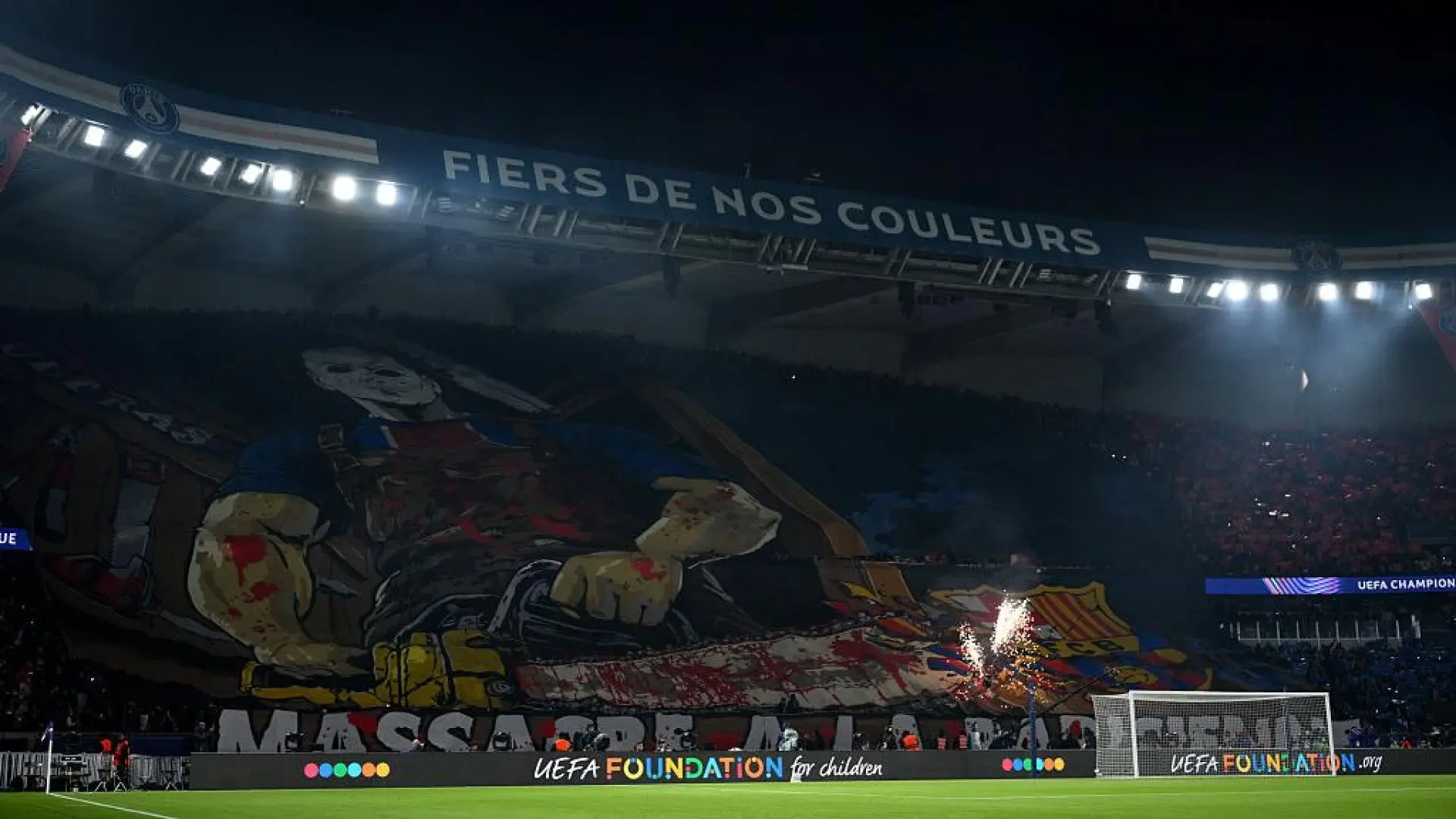 El Barça denuncia ante la UEFA el polémico tifo "Masacre a la parisina" de los ultras del PSG: una motosierra destroza el escudo culé