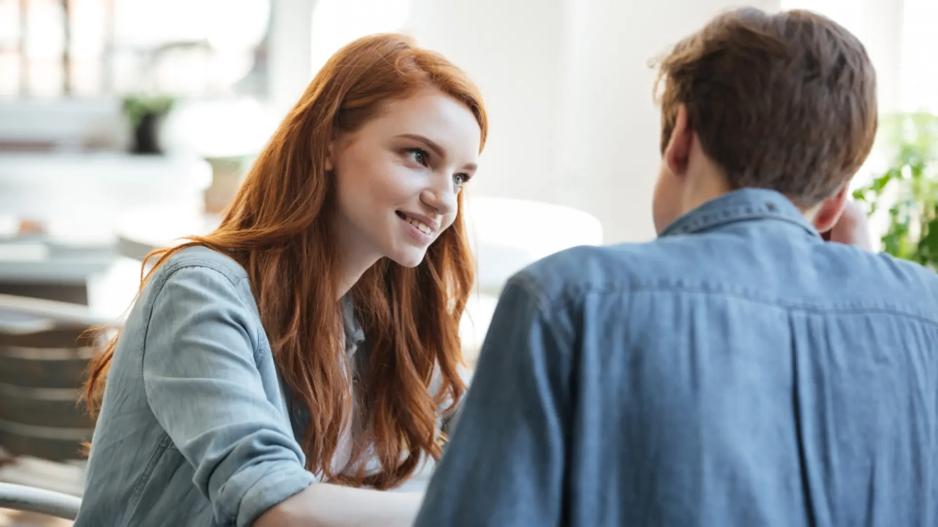 Los psicólogos coinciden: este es el motivo por el que los silencios en una conversación nos incomodan tanto