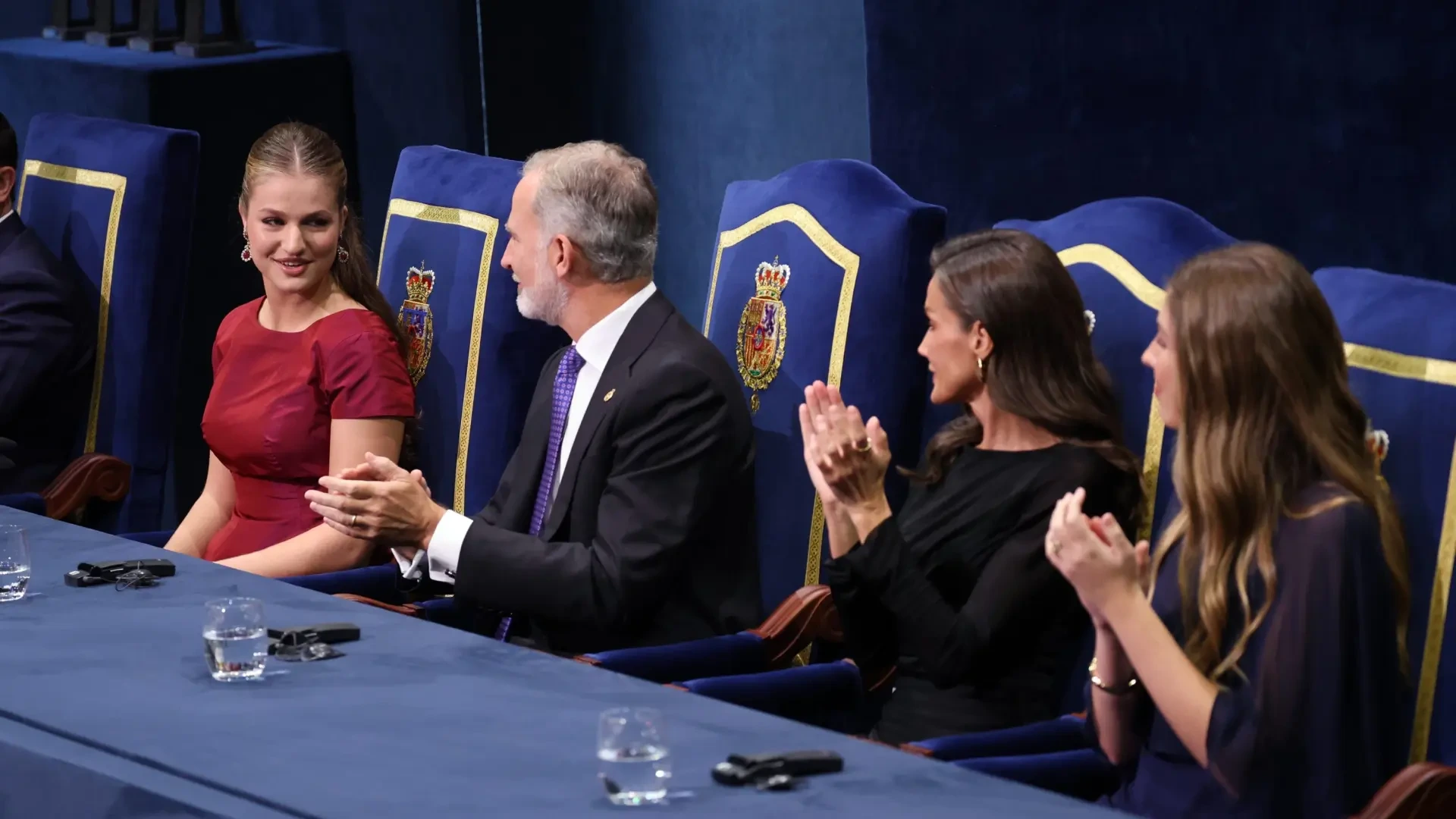 Leonor desvela en los Princesa de Asturias el día que su hermana fue al cine por primera vez: "Está en el regazo de mi madre..."