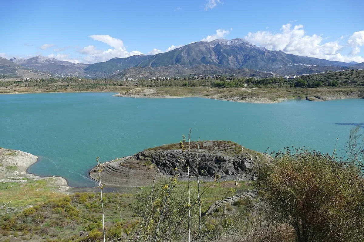 El rincón de Málaga que parece sacado de una postal en otoño: un pueblo blanco, un embalse y montañas