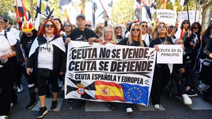 Miles de personas acuden en Madrid a la llamada de las "caballas" para apoyar a Ceuta