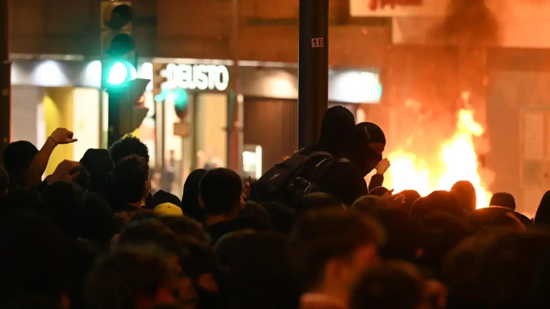 Casi una veintena de detenidos, siete menores, por disturbios y asaltos a comercios en Bilbao