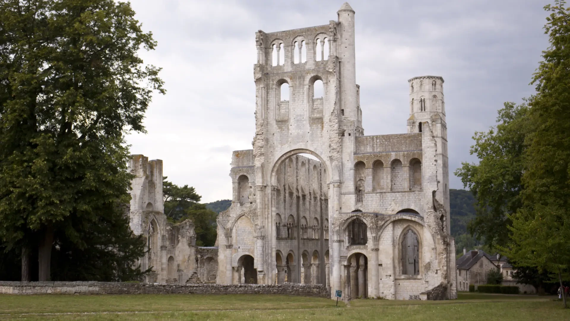 Uno de los monumentos más imponentes está en Francia: una abadía de 1.400 años