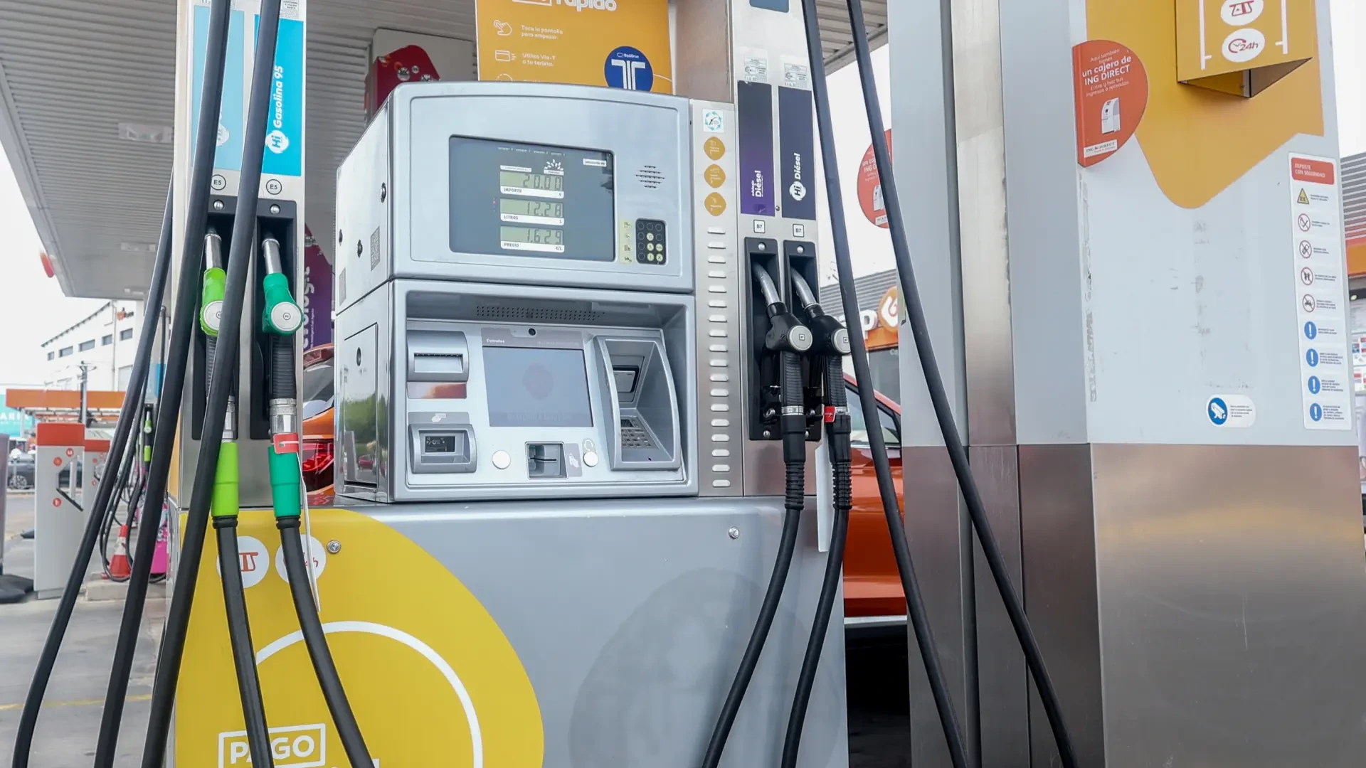 Las gasolinas acumulan cuatro semanas a la baja aunque aún cuesta más de 100 euros llenar un depósito de diésel