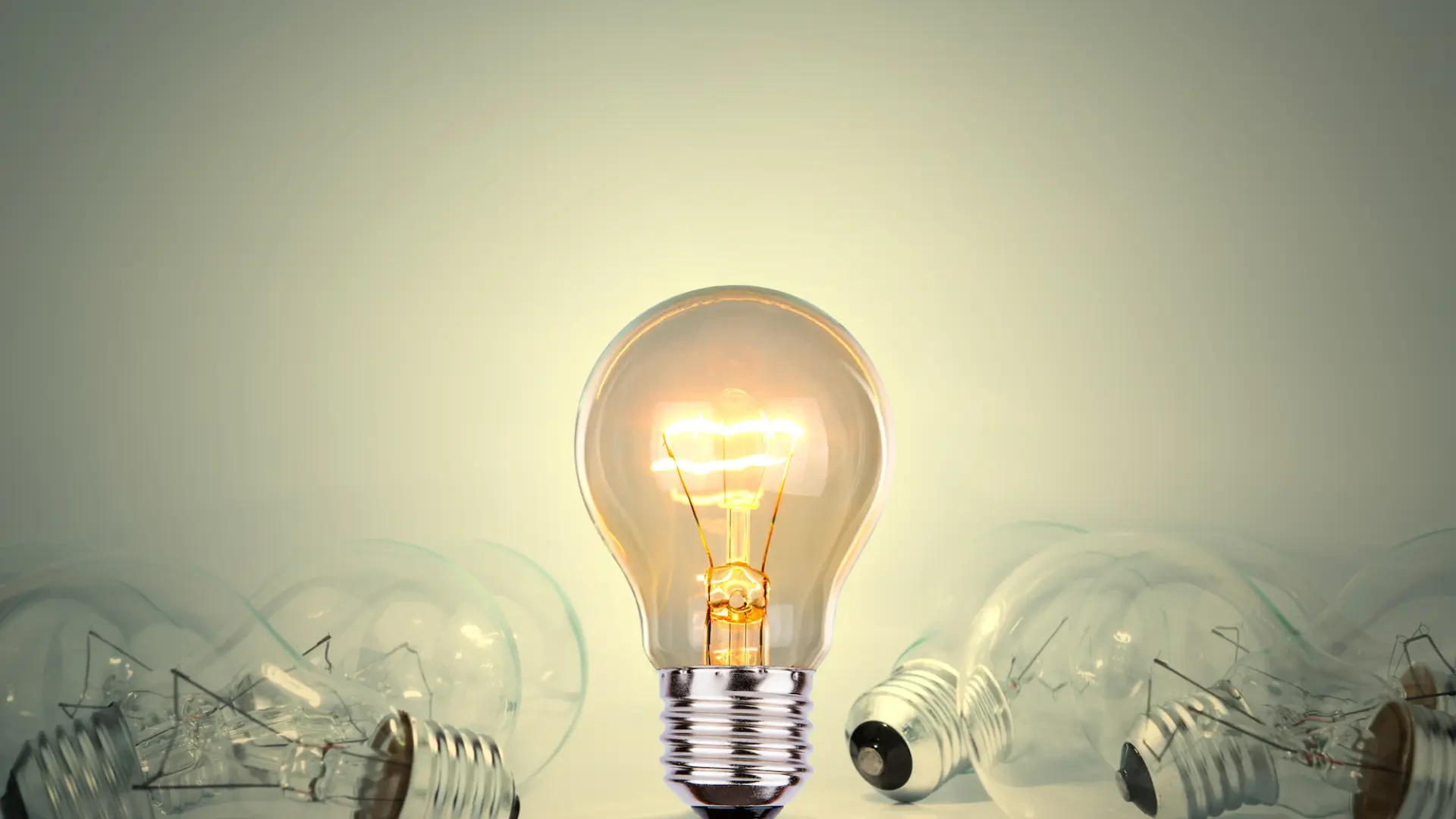 Pequeños gestos recomendados por expertos para ahorrar en la factura de la luz con el cambio de hora