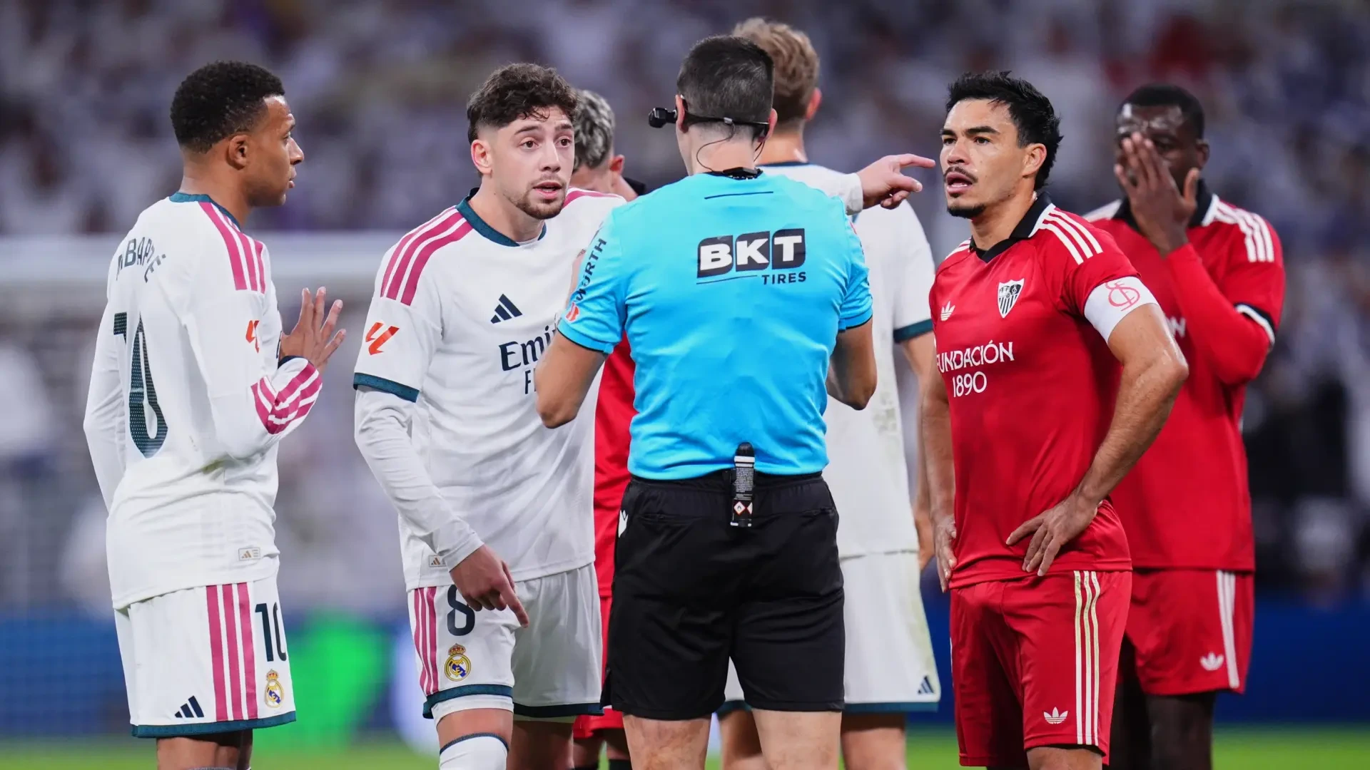 Indignación en el Sevilla con el arbitraje: "¿Por qué no llama el VAR? Quizá porque irían a 9 puntos al Clásico si ganamos"