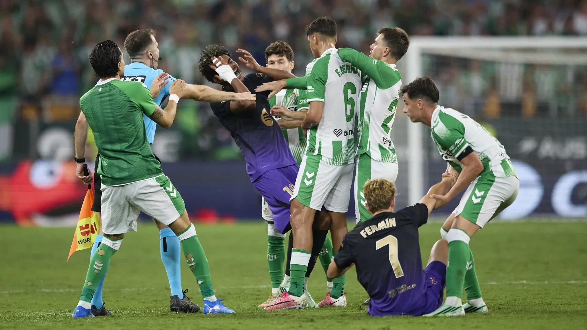 Tres polémicas arbitrales a favor del Barça incendian LaLiga: Lamine no vio la roja, Bernal sí, el gol anulado a Lo Celso...