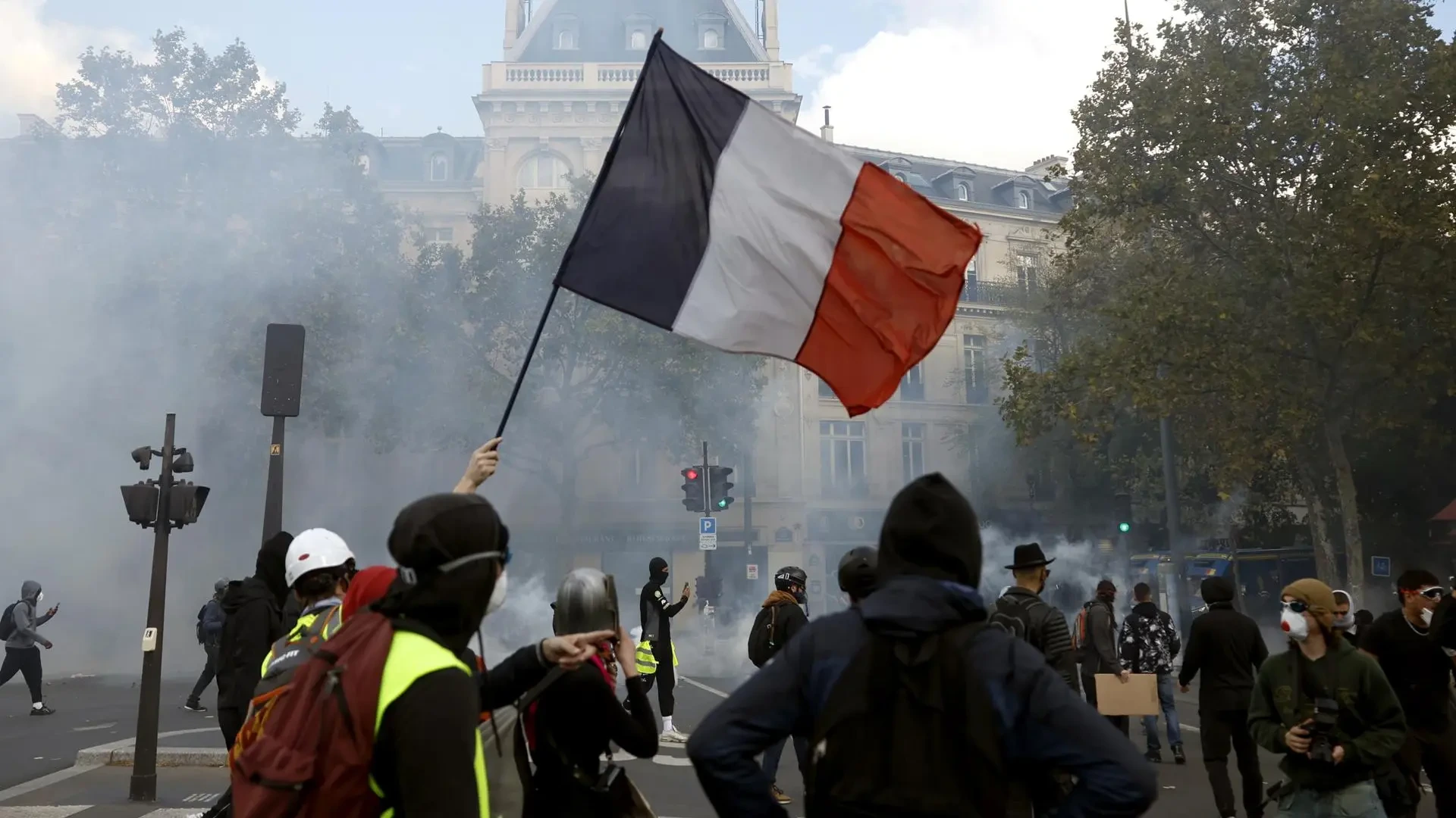 París mantiene hasta el domingo el toque de queda en dos zonas de la ciudad