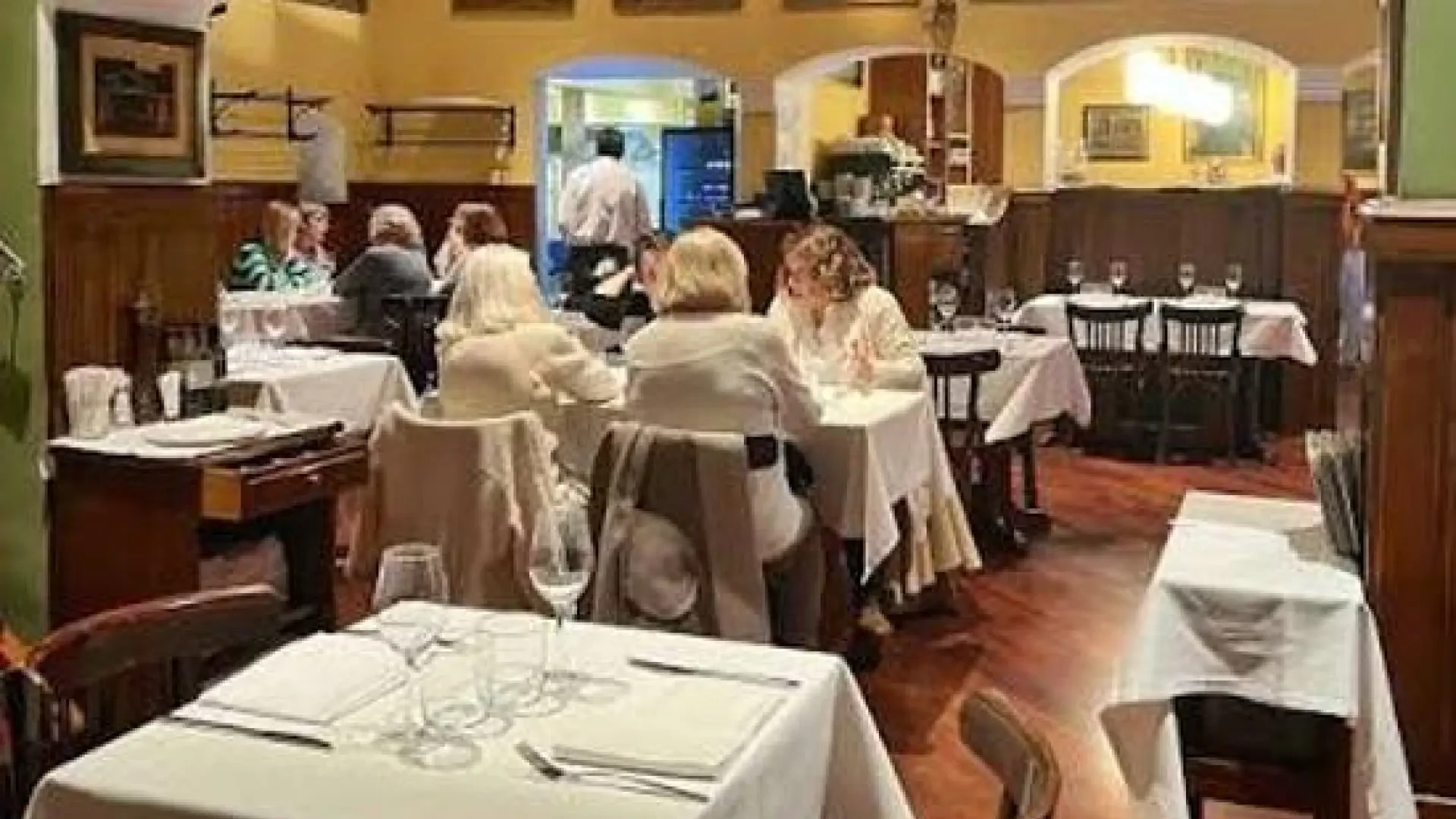 Recordando a Vázquez Montalbán en uno de los restaurantes que frecuentó en Barcelona: local histórico y menú del día por 25 euros