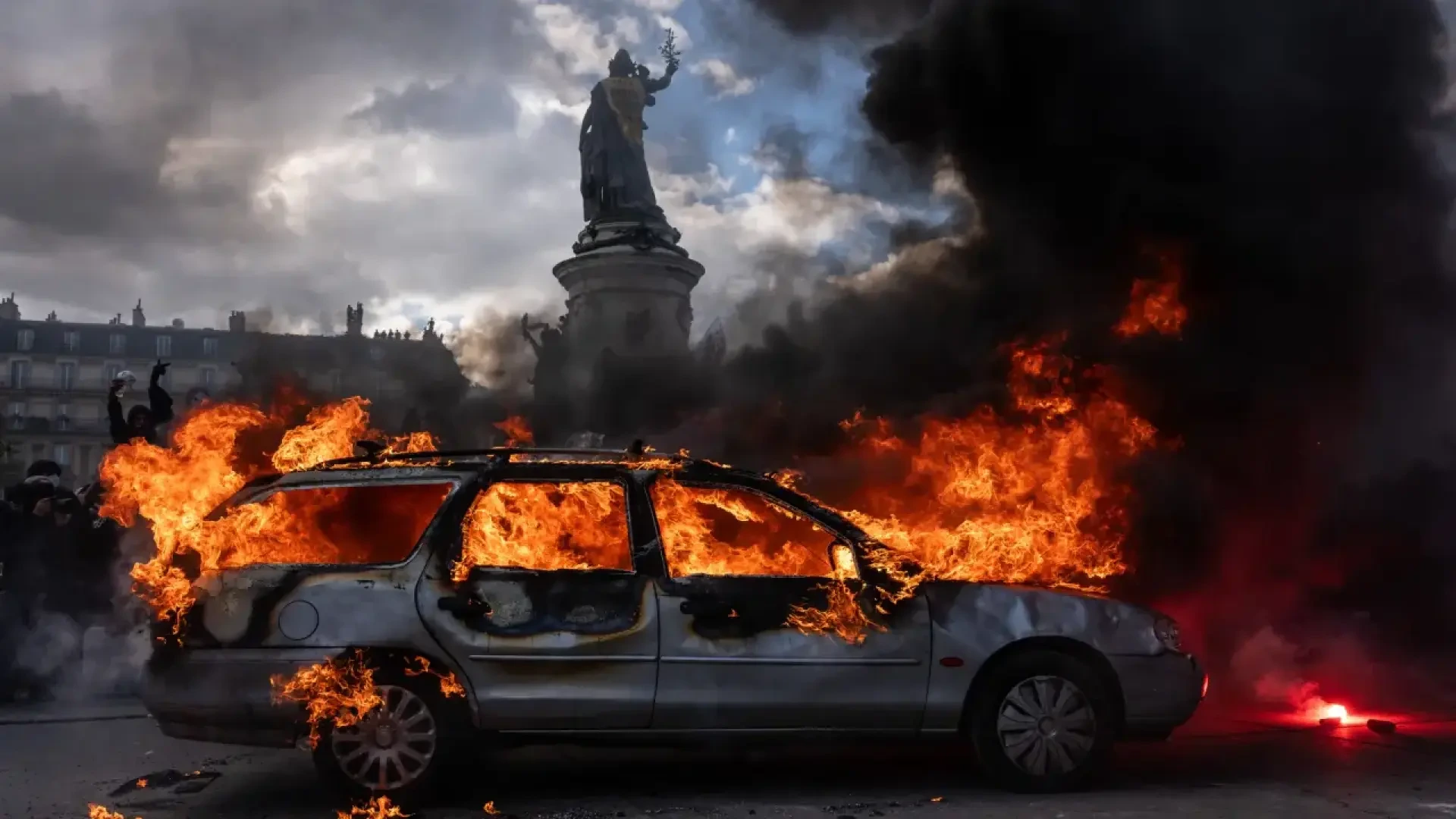 Caos en las protestas en toda Francia: un muerto, 1.800 detenidos, más de 500 policías heridos, saqueos e incendios...
