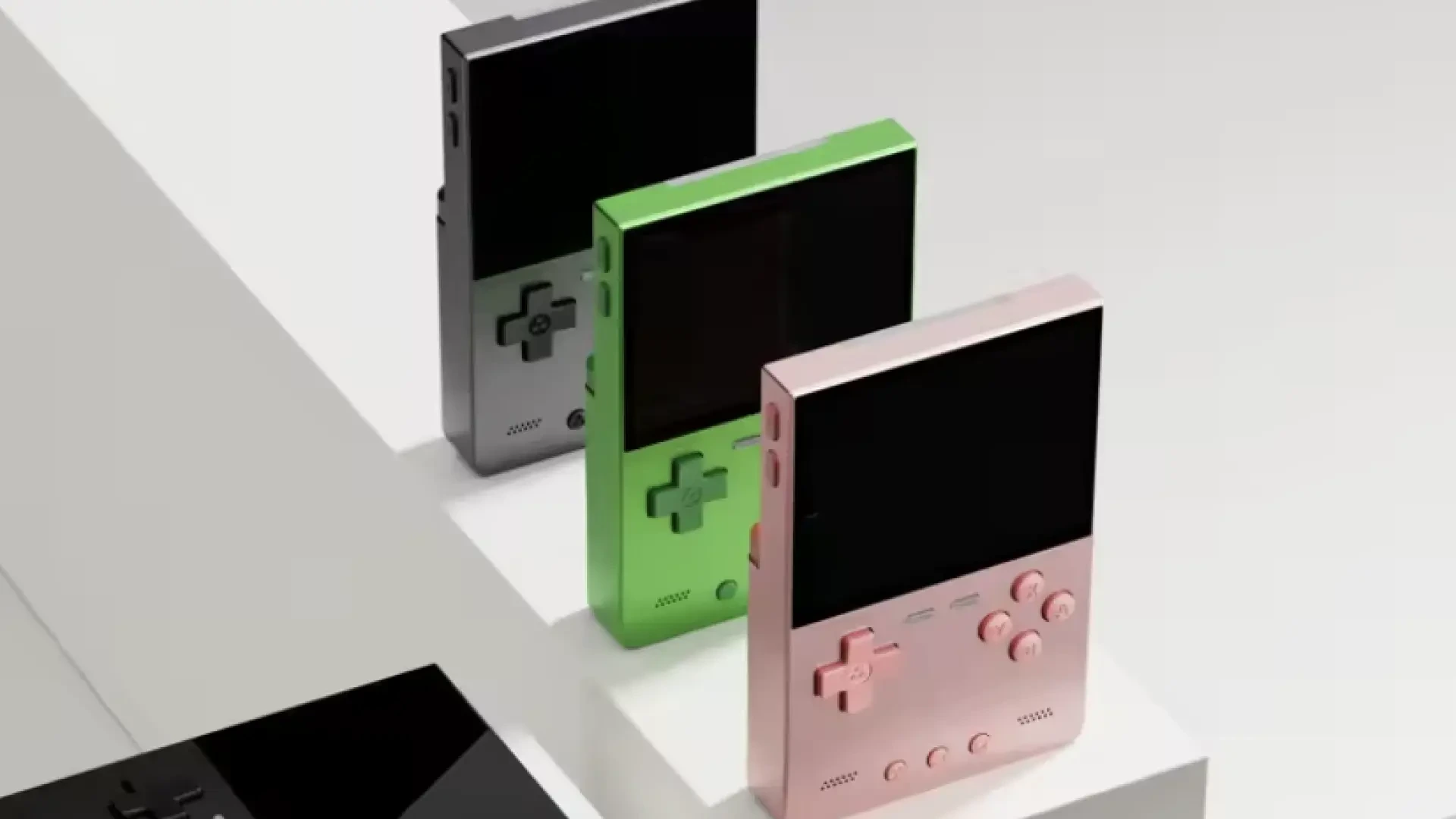 No es una Game Boy: es una consola retro que se parece, pero que usa Linux
