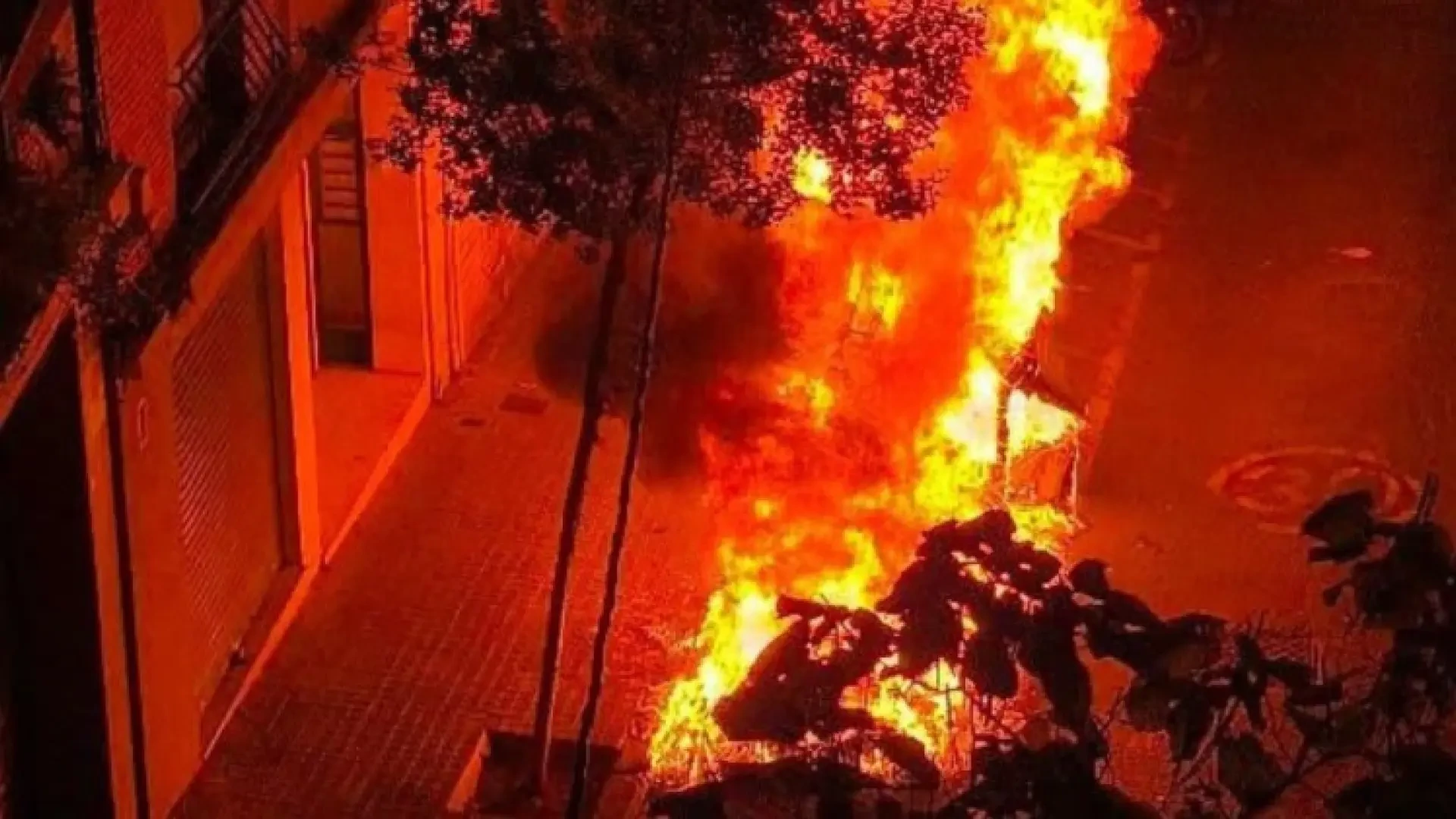 Barcelona estudiará instalar contenedores metálicos antifuego en los puntos más afectados en la ciudad