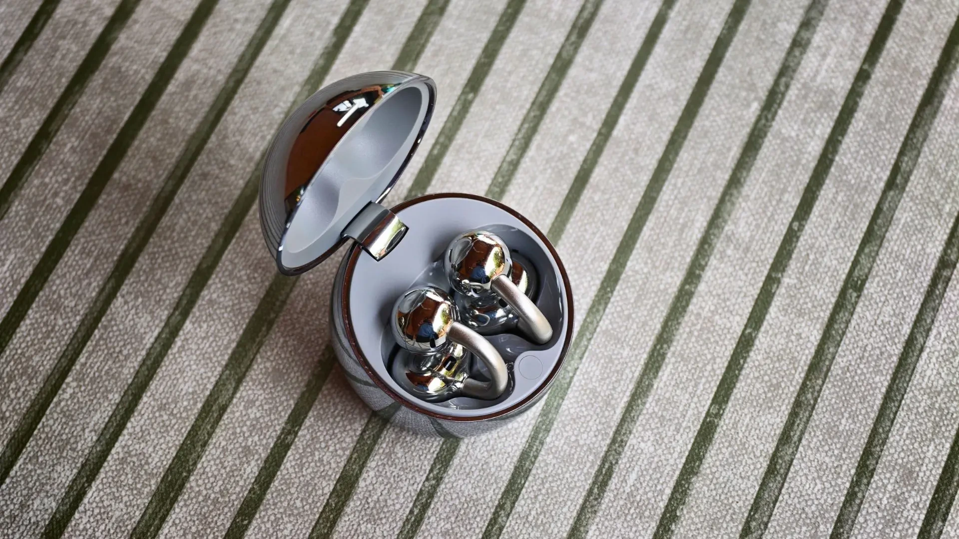 Casi todos llevan estos auriculares: de tipo clip, en varios colores y con sonido brutal