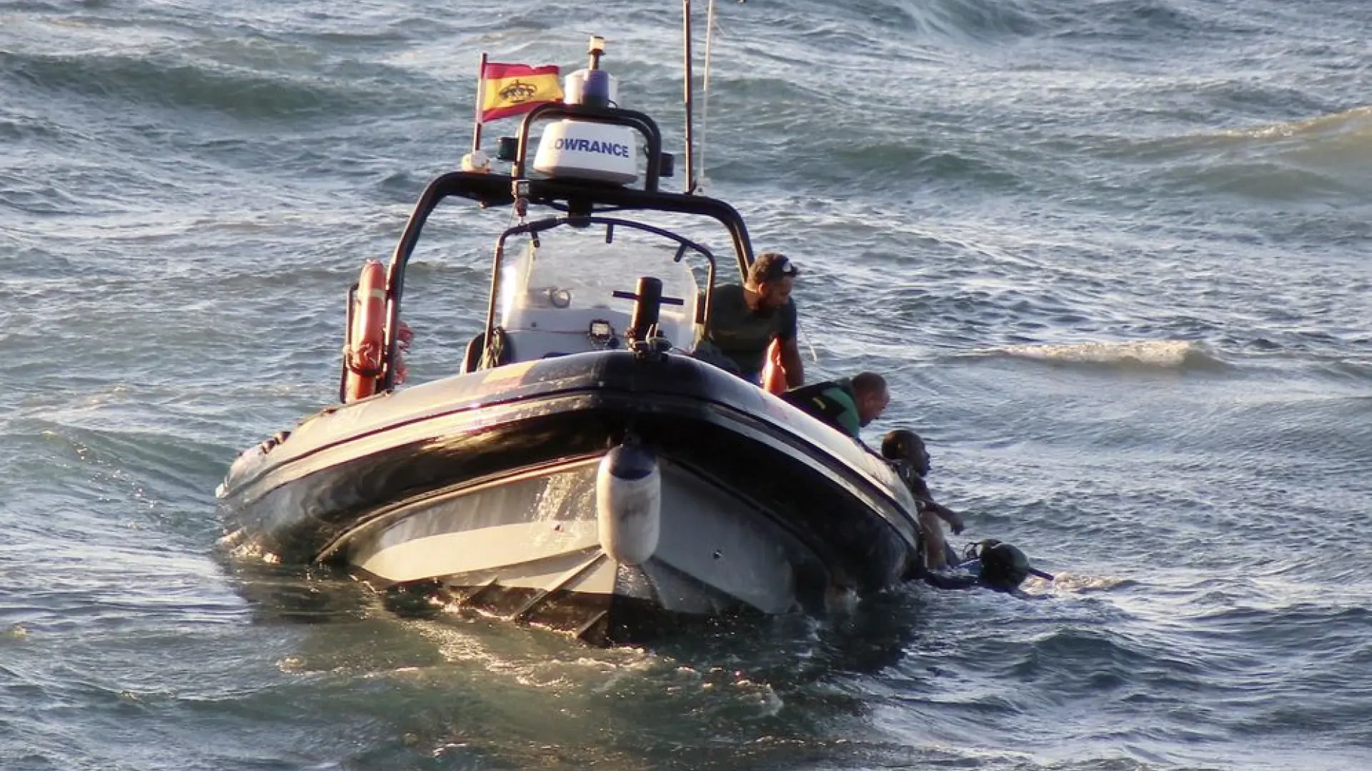 Hallan el cadáver de un migrante flotando en el puerto de Ceuta: llevaba ropa de baño y aletas