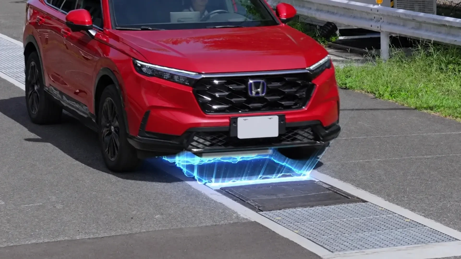Cargar el coche eléctrico sin enchufarlo y mientras circula: Honda prueba una tecnología bajo el asfalto