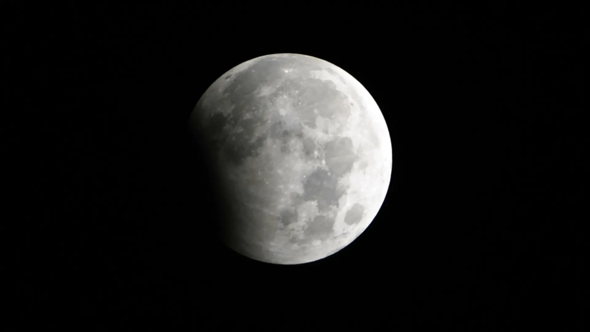 ¿Quién pisará antes la Luna? La NASA reconoce que la carrera con China estará "reñida"