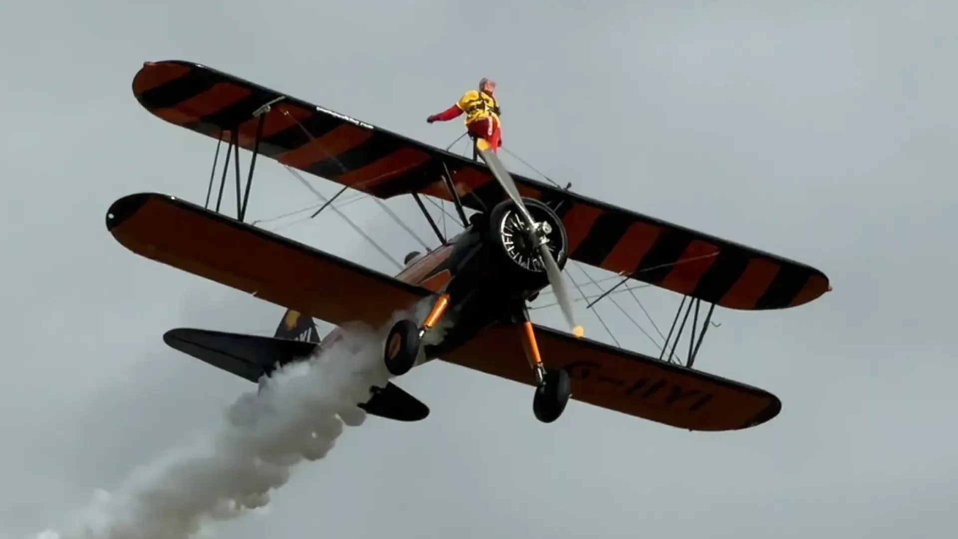 Con 99 años es la persona más longeva del mundo en caminar sobre las alas de un avión en vuelo