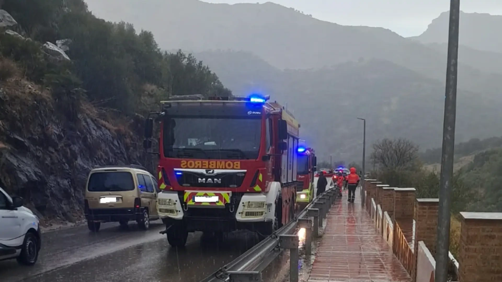 Un muerto y tres heridos al caer una roca sobre un coche en Málaga