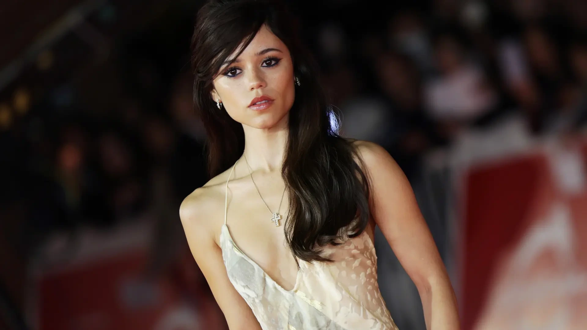 De la inocencia al dramatismo: los dos looks de Jenna Ortega que conquistaron Roma