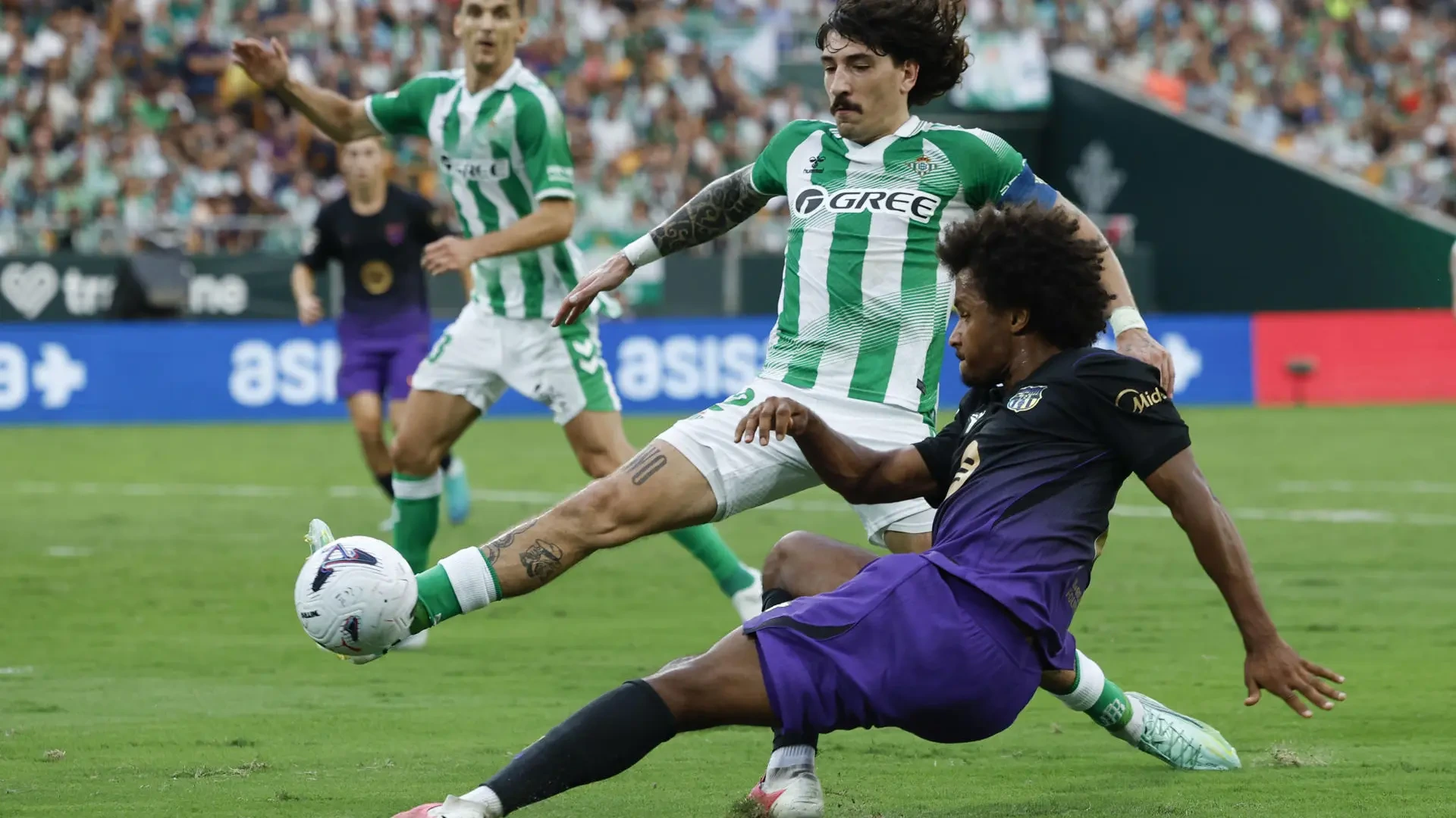 Héctor Bellerín explota contra el arbitraje del Betis - Barça: "No castigan de la misma forma, hay una sensación de injusticia en el equipo"